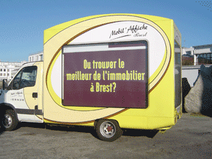 panneaux publicitaires sur camions