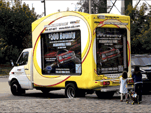 panneaux publicitaires sur camions
