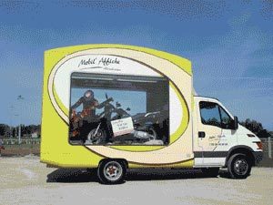 panneaux publicitaires sur camions