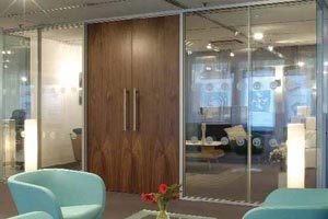 Cloisons vitrées avec porte en bois