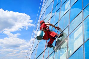 Nettoyage de vitres à la corde : une technique risquée !